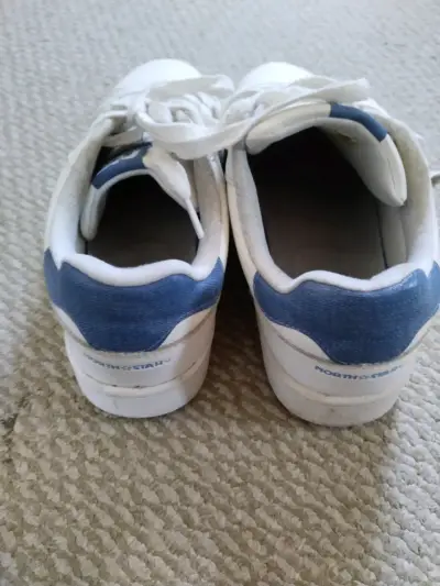Zapatillas blancas con detalles azules - miniatura 2
