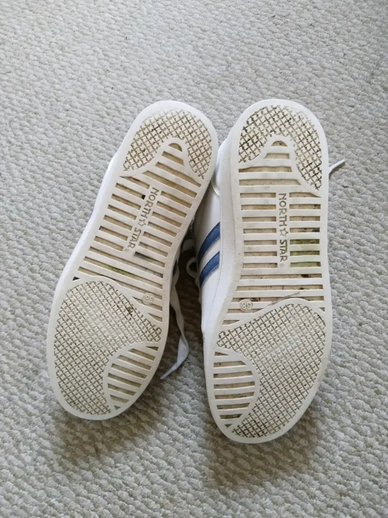 Zapatillas blancas con detalles azules - 3