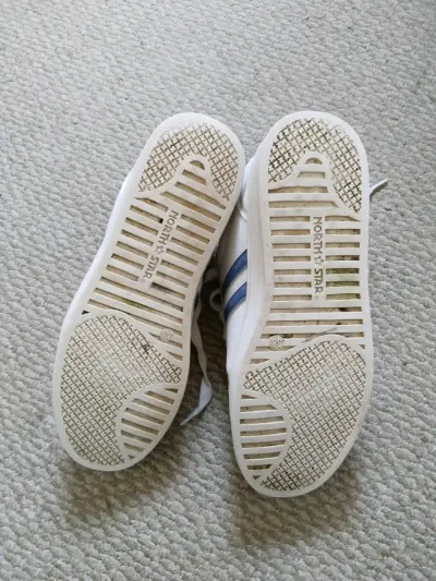 Zapatillas blancas con detalles azules - miniatura 3