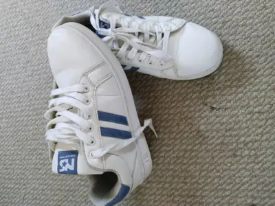 Zapatillas blancas con detalles azules - miniatura 4