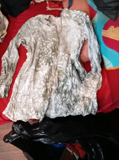 Blusa blanca con diseño floral - miniatura 1