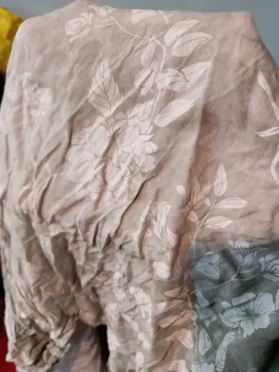 Blusa blanca con diseño floral - miniatura 4