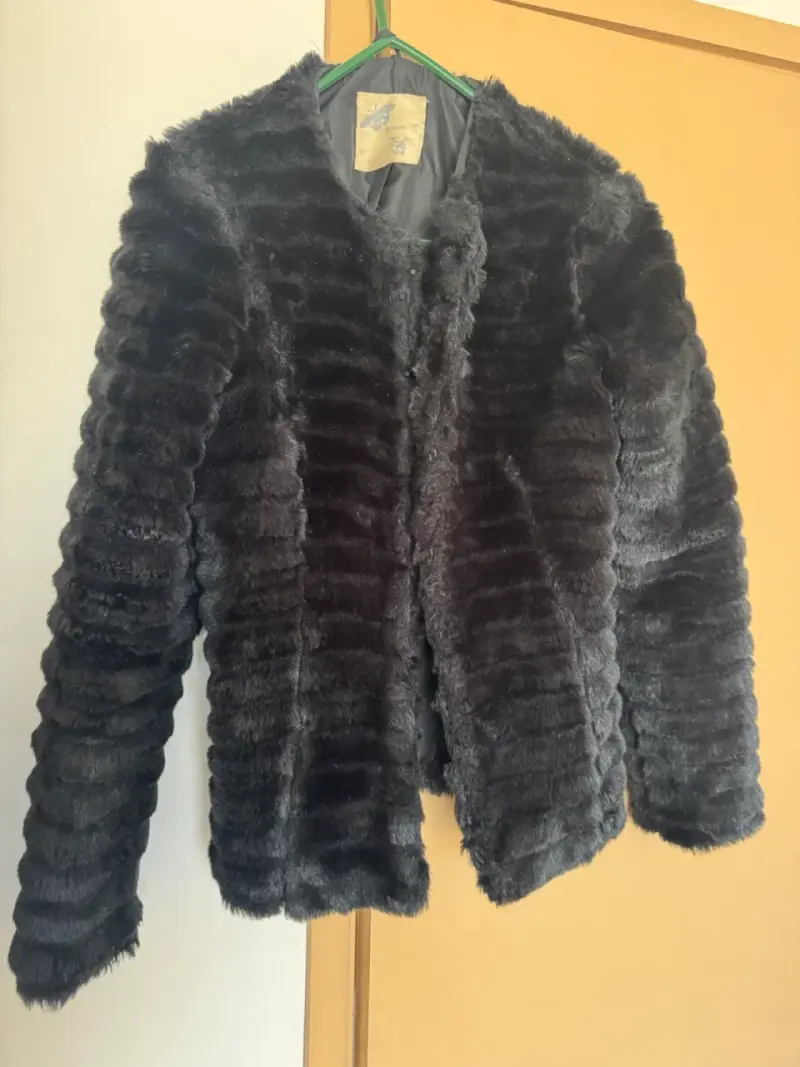 Chaqueta de piel sintética negra
