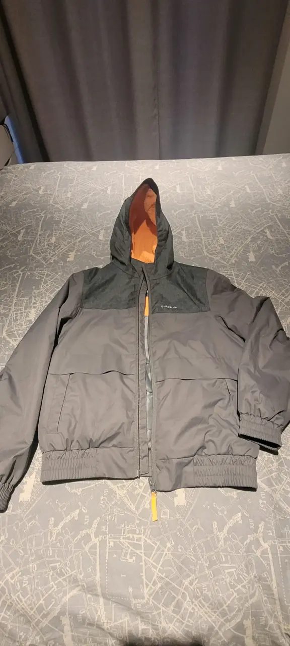 Chaqueta verde con capucha gris - 1