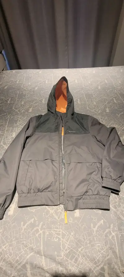 Chaqueta verde con capucha gris - miniatura 1