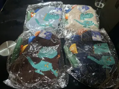 Gorro infantil de dinosaurio - miniatura 2