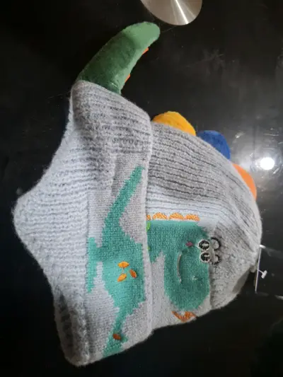 Gorro infantil de dinosaurio - miniatura 3