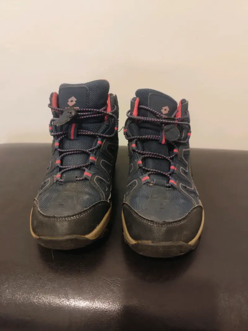 Zapatillas deportivas blancas y rosadas - 1
