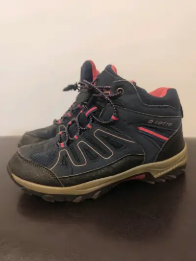 Zapatillas deportivas blancas y rosadas - miniatura 2