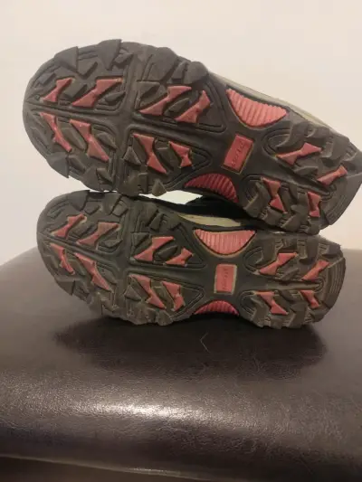 Zapatillas deportivas blancas y rosadas - miniatura 3