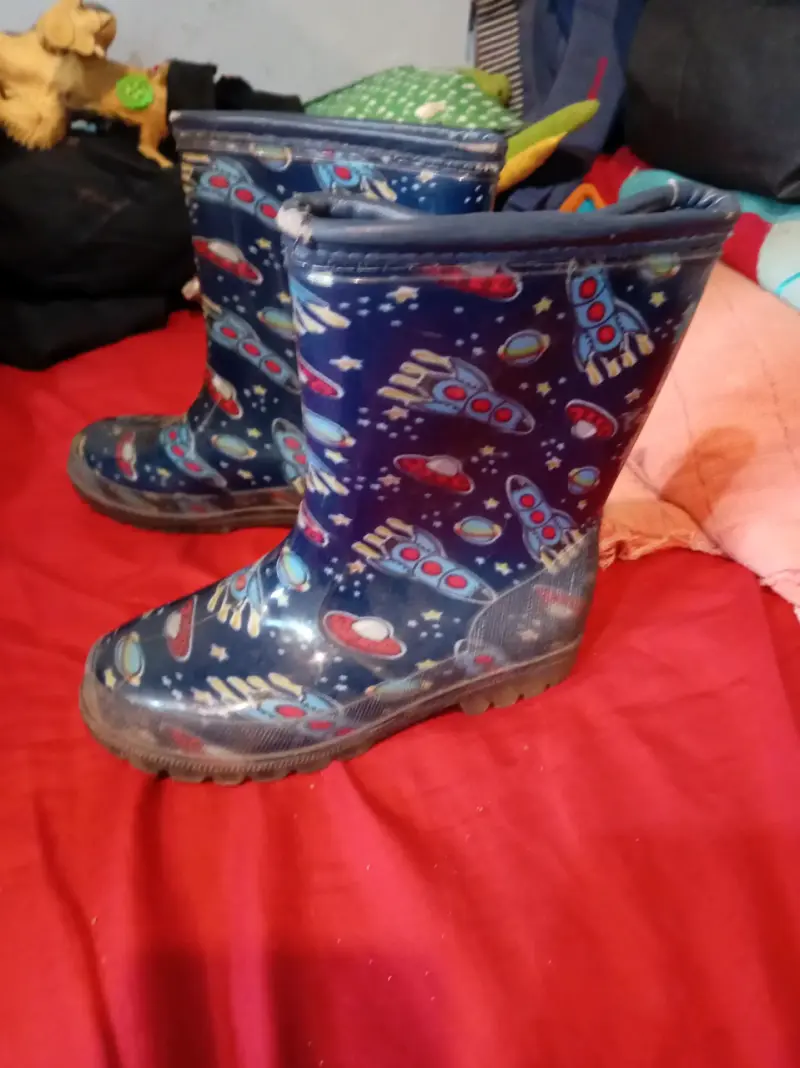 Botas de goma con diseño espacial