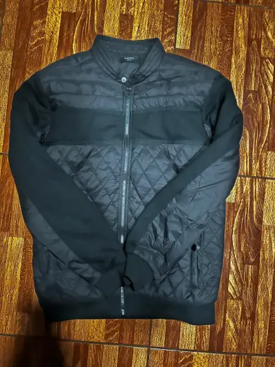Chaqueta negra acolchada - miniatura 1