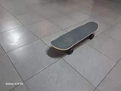 Tabla de skate colorida - miniatura 4