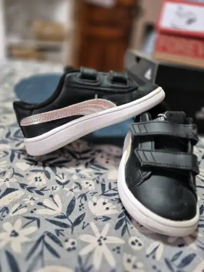 Zapatillas negras para niños - miniatura 1