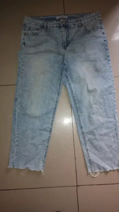 Jeans rosados desgastados para mujer - miniatura 2