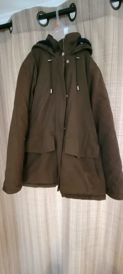 Chaqueta verde con capucha - miniatura 2