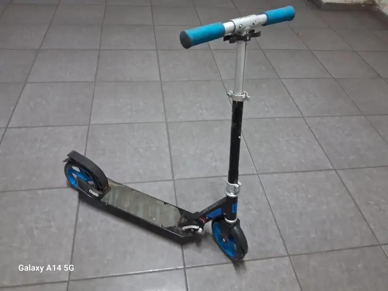 Scooter plegable azul y negro - 1