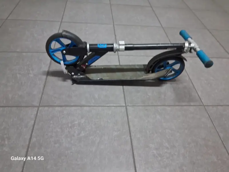 Scooter plegable azul y negro - 2