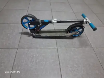 Scooter plegable azul y negro - miniatura 2