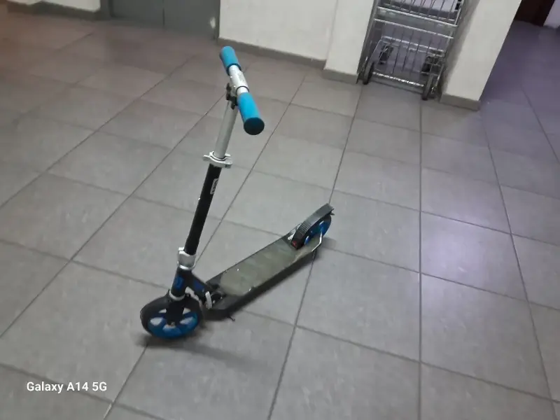 Scooter plegable azul y negro - 3