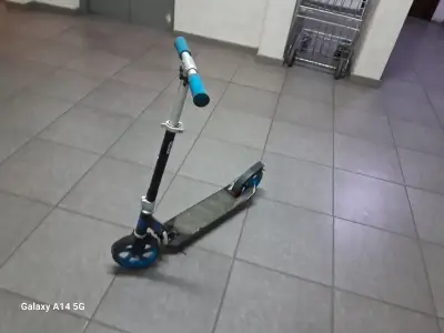 Scooter plegable azul y negro - miniatura 3