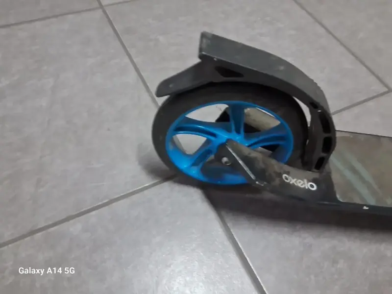 Scooter plegable azul y negro - 4