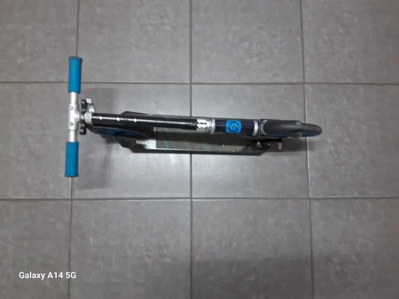 Scooter plegable azul y negro - 5