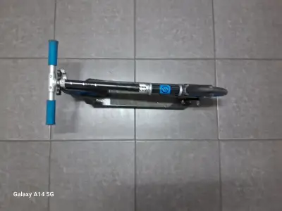 Scooter plegable azul y negro - miniatura 5