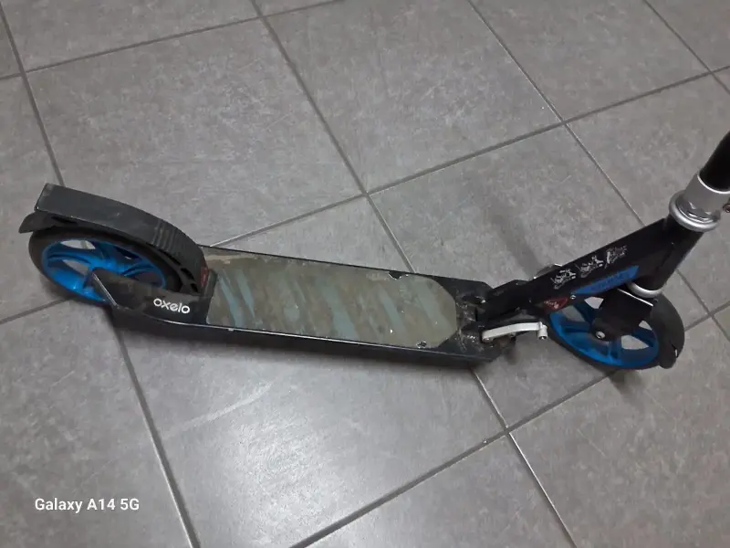 Scooter plegable azul y negro - 6