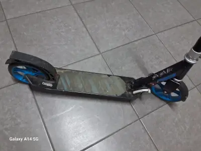 Scooter plegable azul y negro - miniatura 6
