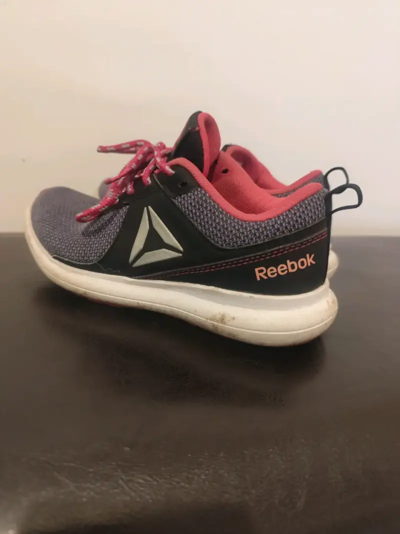 Zapatillas deportivas Reebok gris y rosa - 4