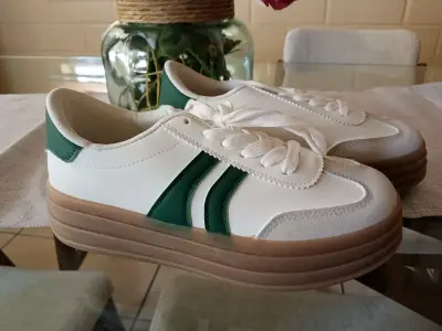Zapatillas blancas con detalles verdes - miniatura 1