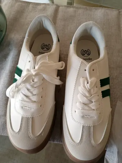 Zapatillas blancas con detalles verdes - miniatura 2