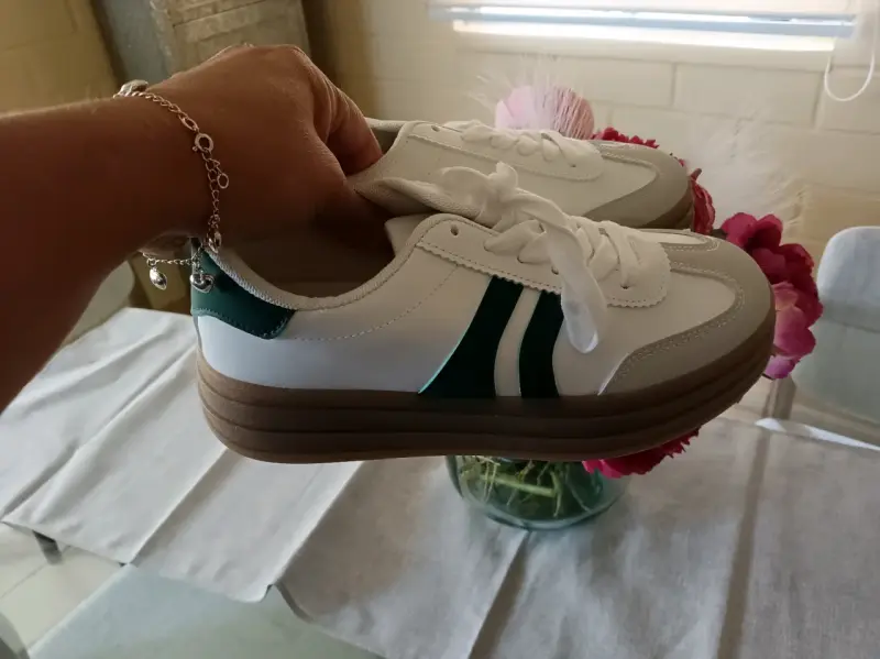 Zapatillas blancas con detalles verdes - 3