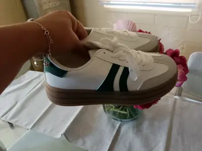 Zapatillas blancas con detalles verdes - miniatura 3