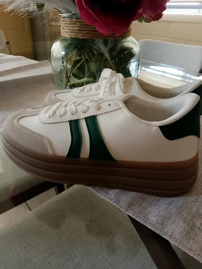 Zapatillas blancas con detalles verdes - 4