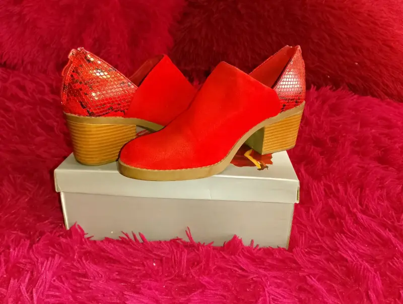 Botines rojos con taco grueso