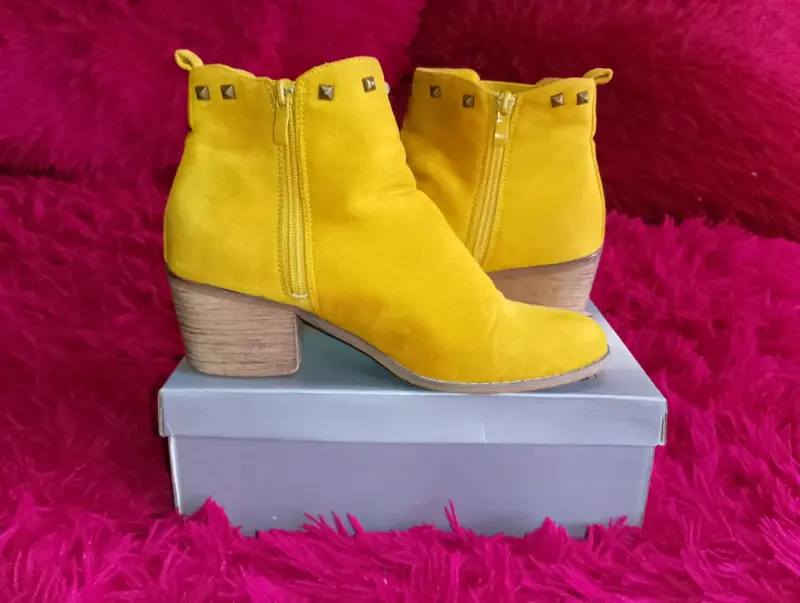 Botines amarillos con tacón