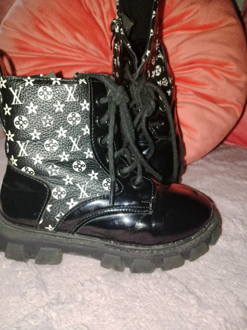 Botas negras con diseño LV - 1
