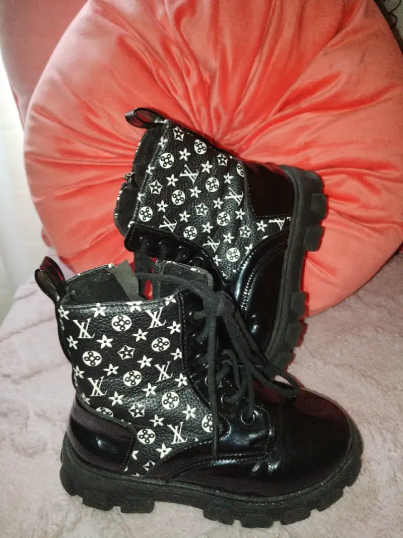 Botas negras con diseño LV - 2