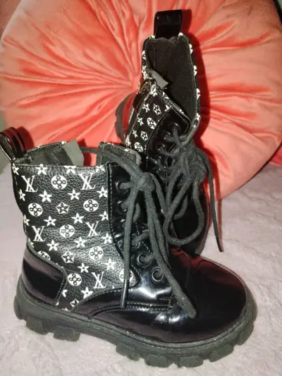 Botas negras con diseño LV - miniatura 3