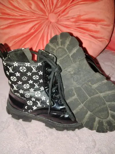 Botas negras con diseño LV - miniatura 4