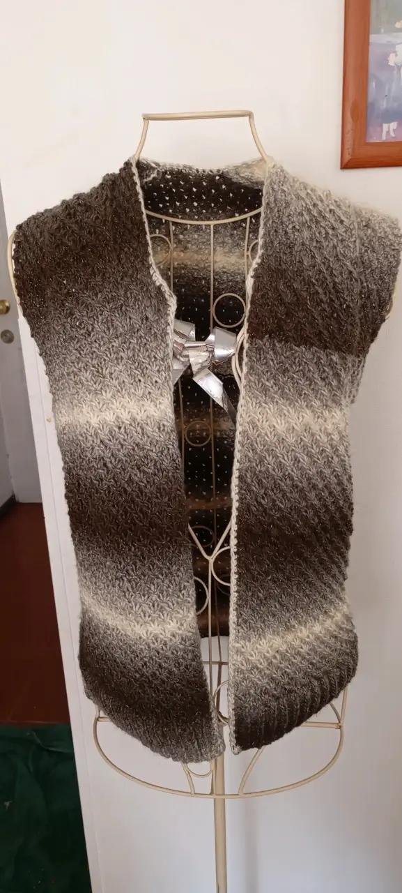 Cardigan sin mangas tejido a mano - 1