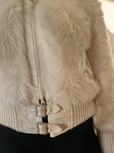 Chaqueta peluda blanca - miniatura 3