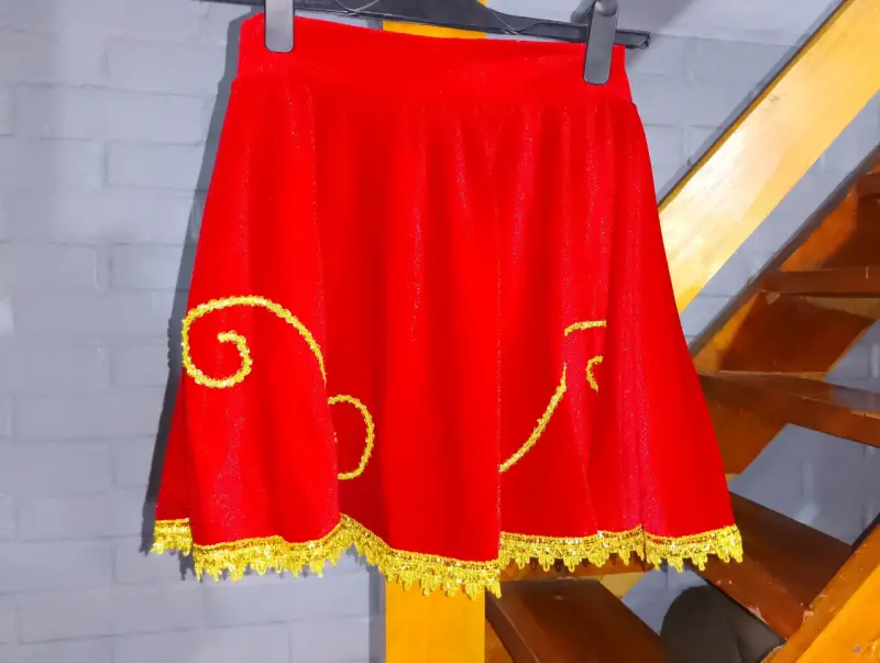 Falda roja con bordado dorado - 1