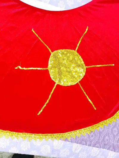 Falda roja con bordado dorado - miniatura 2