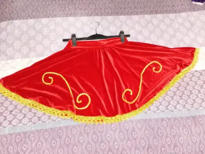 Falda roja con bordado dorado - miniatura 3