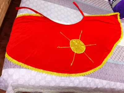Falda roja con bordado dorado - miniatura 5