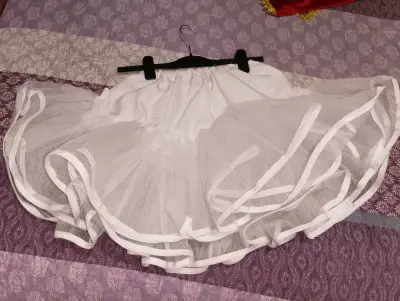 Falda roja con bordado dorado - miniatura 6