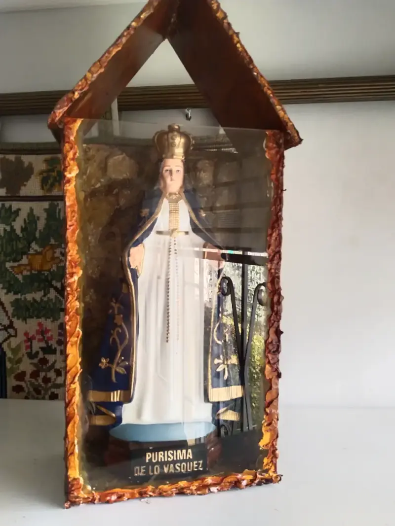 Figura religiosa en caja de madera - 1
